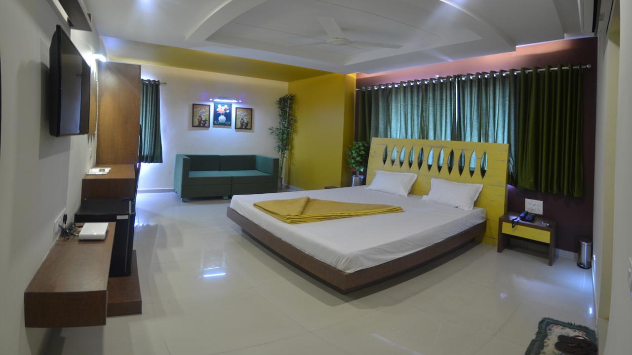 Hotel Barcelona Exotica Ahmedabad Exterior foto