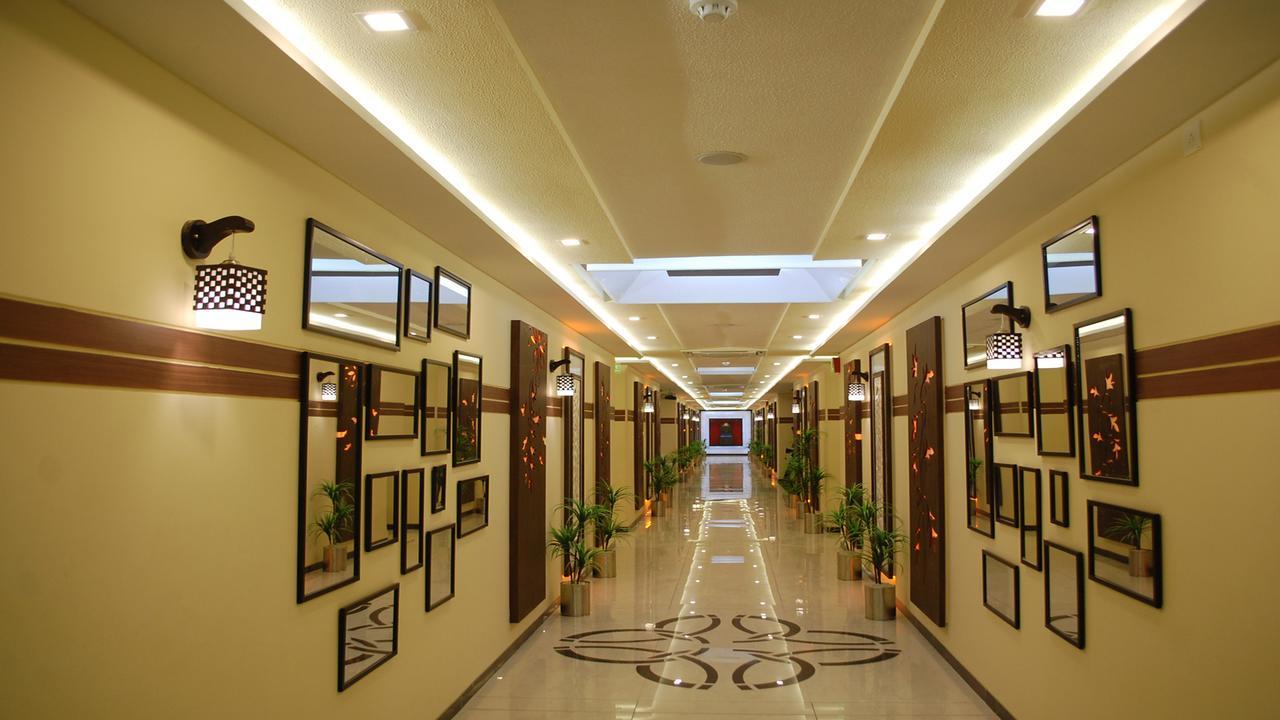 Hotel Barcelona Exotica Ahmedabad Exterior foto