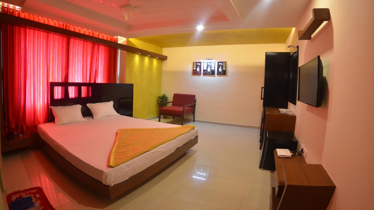 Hotel Barcelona Exotica Ahmedabad Exterior foto