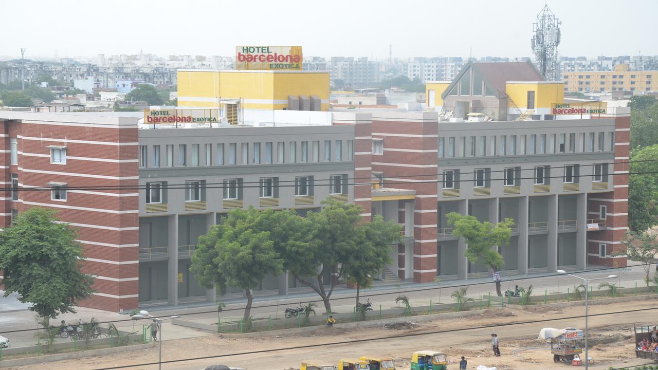 Hotel Barcelona Exotica Ahmedabad Exterior foto